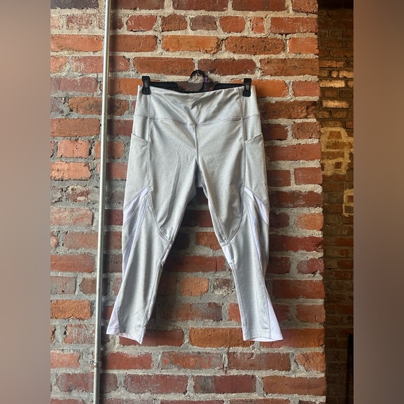 Avia Women’s Capris, size Large - Picture 3 of 6